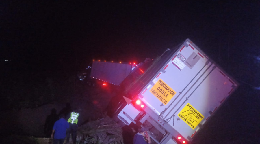 Un trailer sufre un accidente la carretera Internacional México 15 