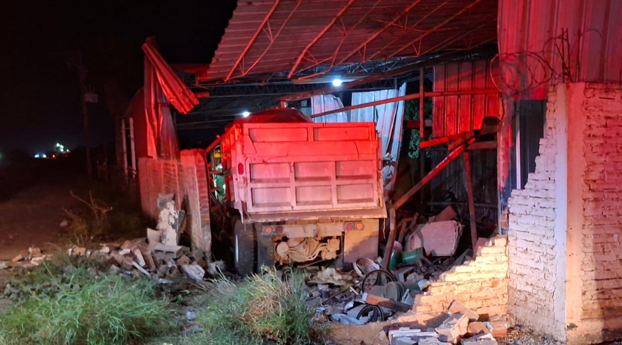 Camión choca contra un muro