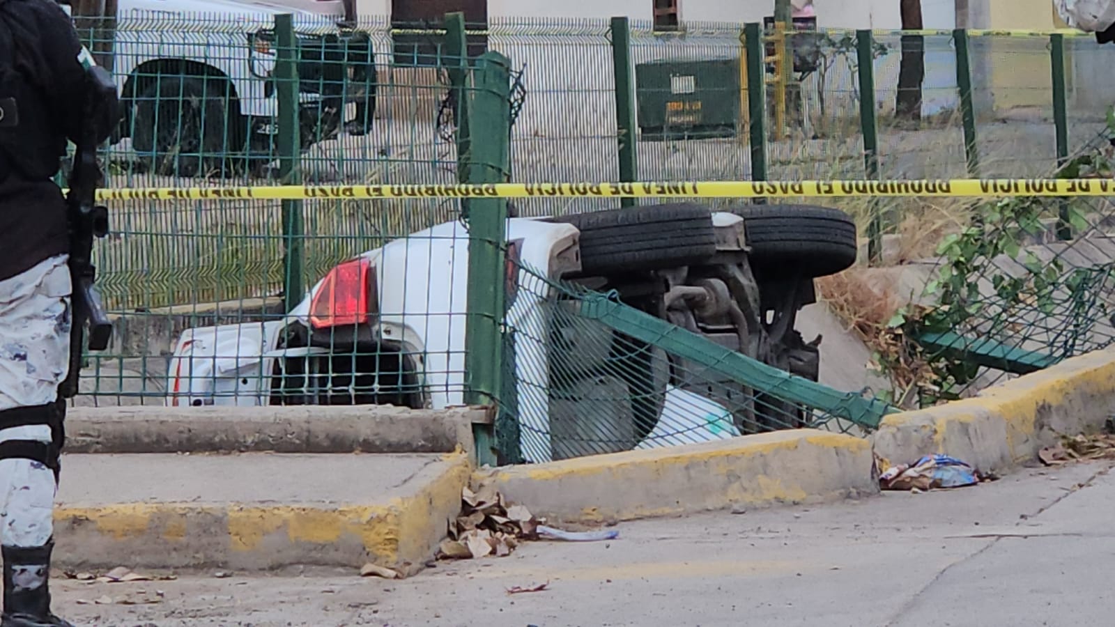 accidente carro volcado en canal