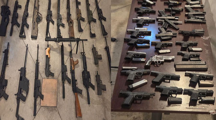 armas cortas y largas en una mesa