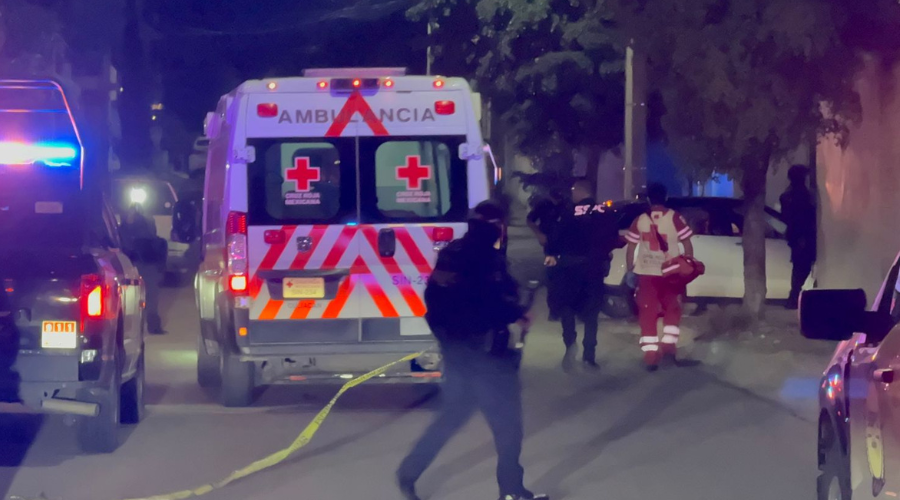 Policías y paramédicos de Cruz Roja acuden al sitio tras el reporte del ataque armado