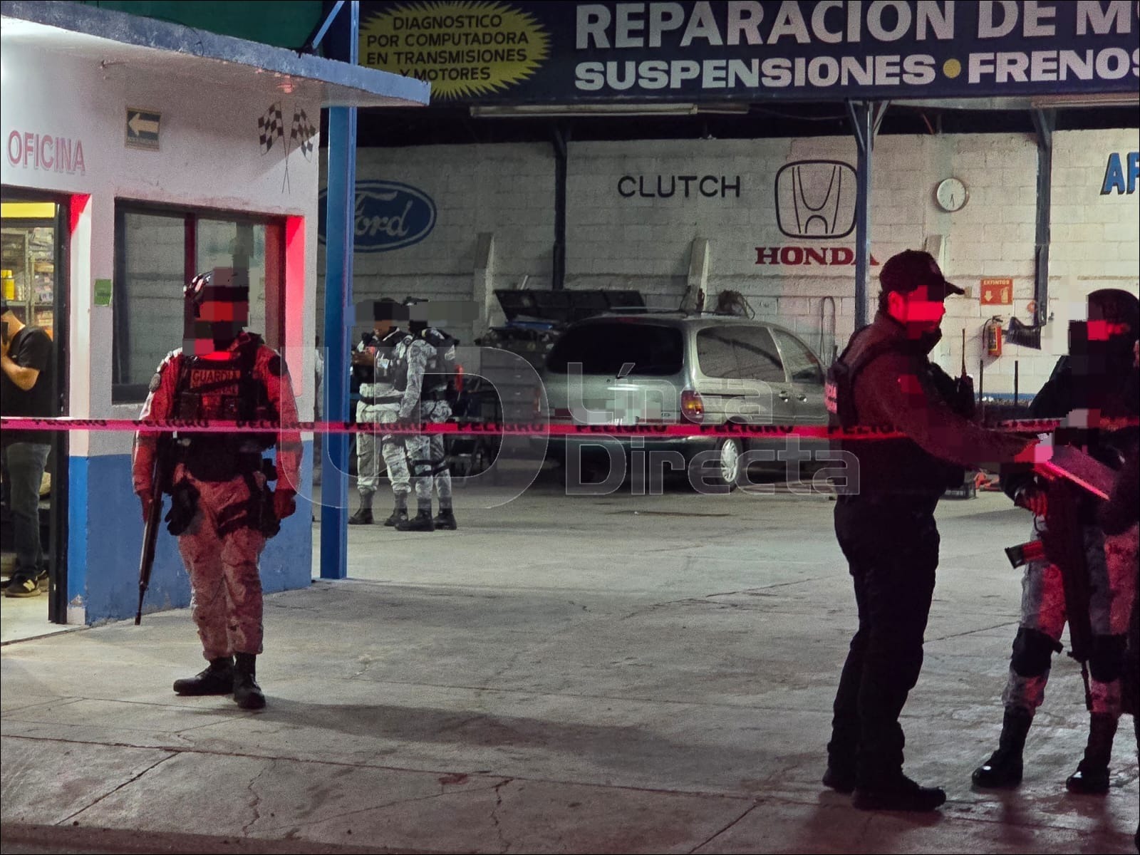 Elementos de seguridad junto a un taller en Culiacán