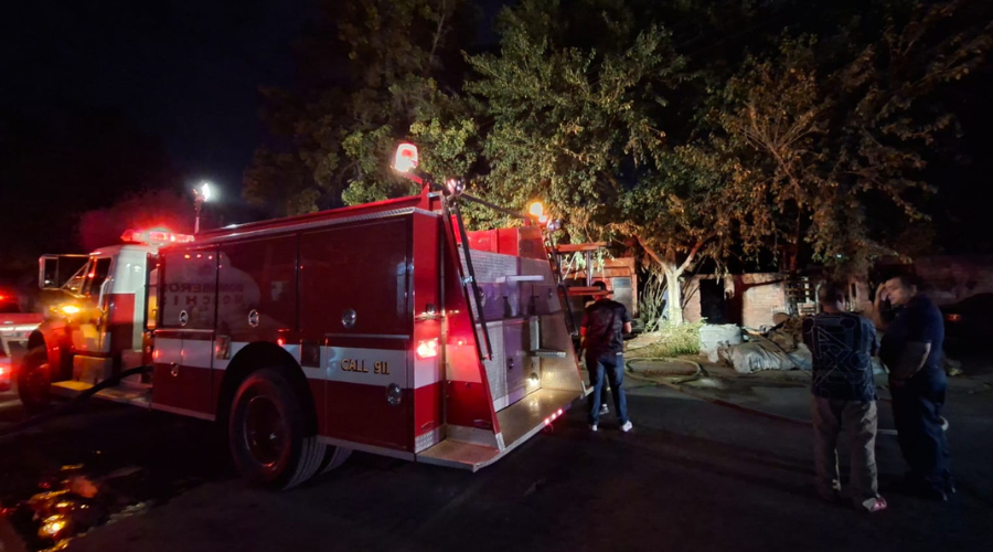 Bomberos de Los Mochis controlan el incendio sobre una casa