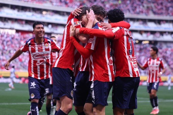 Chivas hace ruido en su debut con triunfo sobre Pachuca