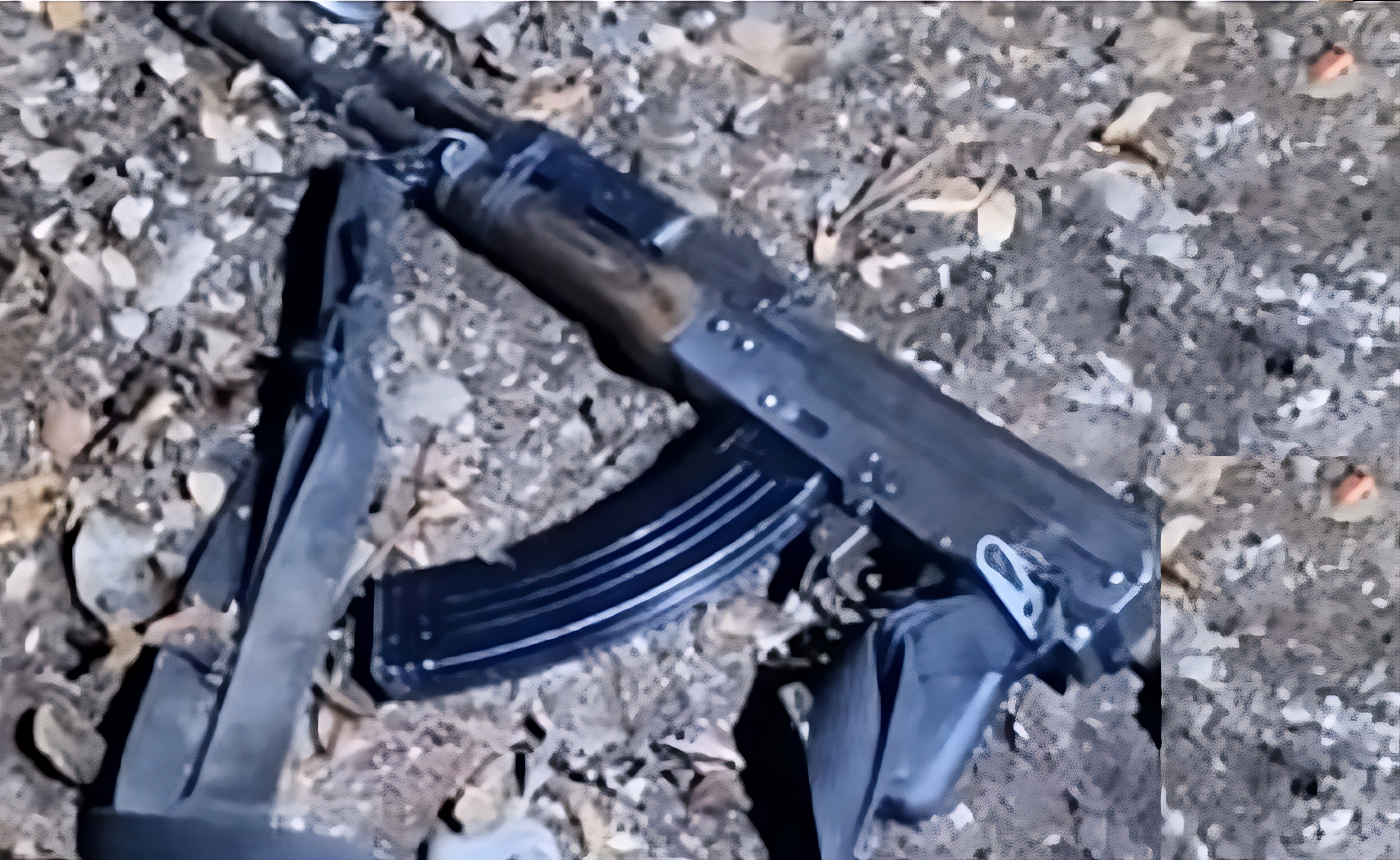 Arma larga tirada en el suelo