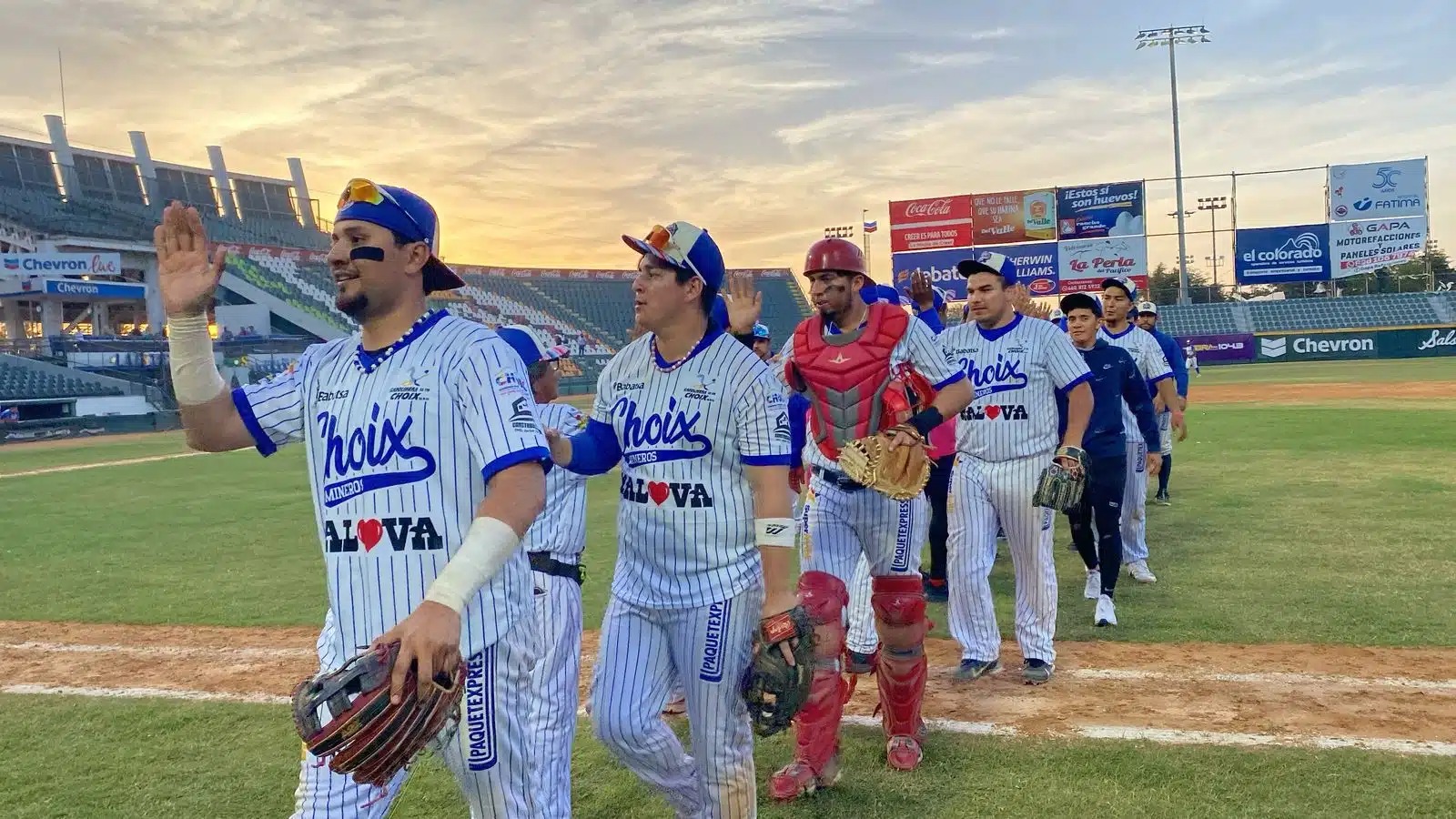Jugadores de beisbol en un estadio
