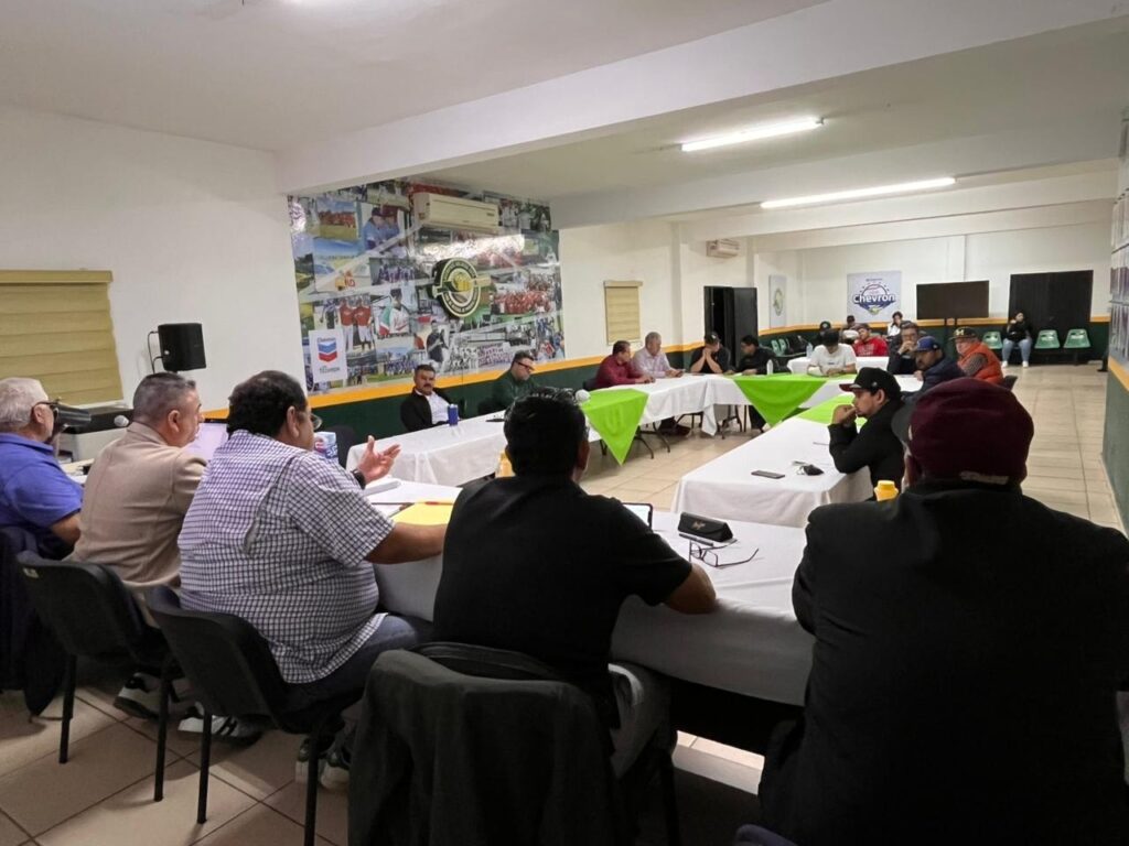 Personas sentadas atrás de una mesa durante una reunión
