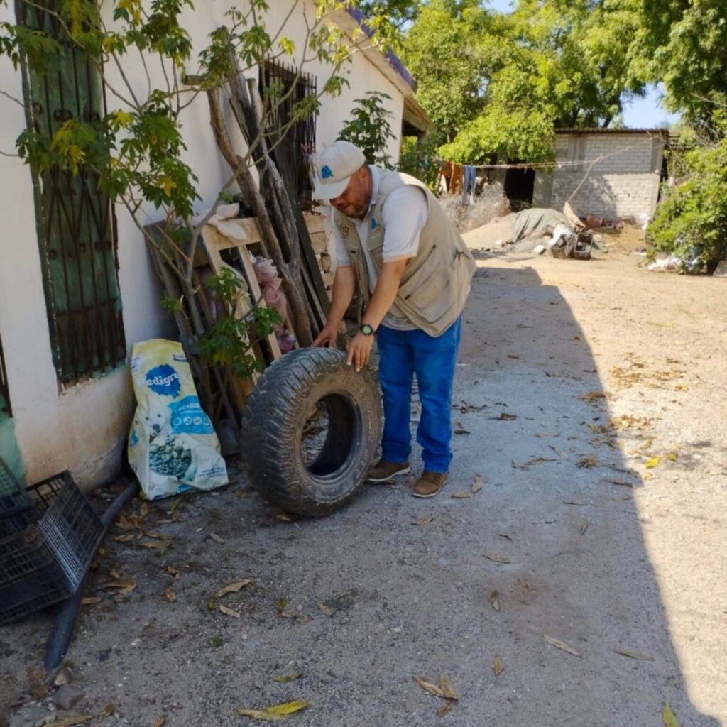 Personal de Salud con una llanta