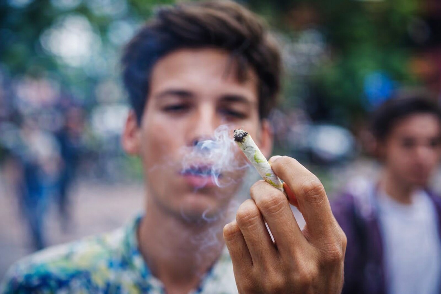 Joven con cigarro