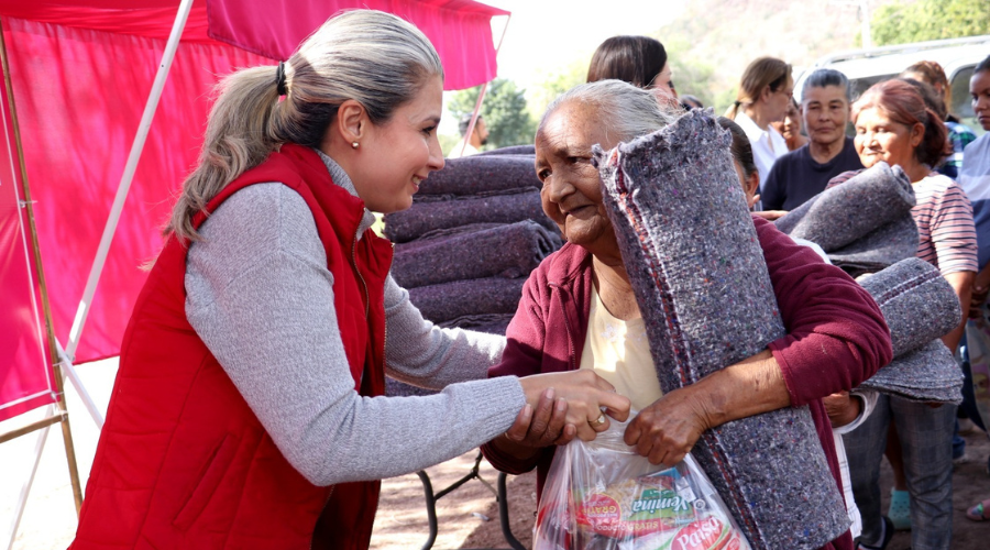 DIF Ahome entrega de apoyos invernales