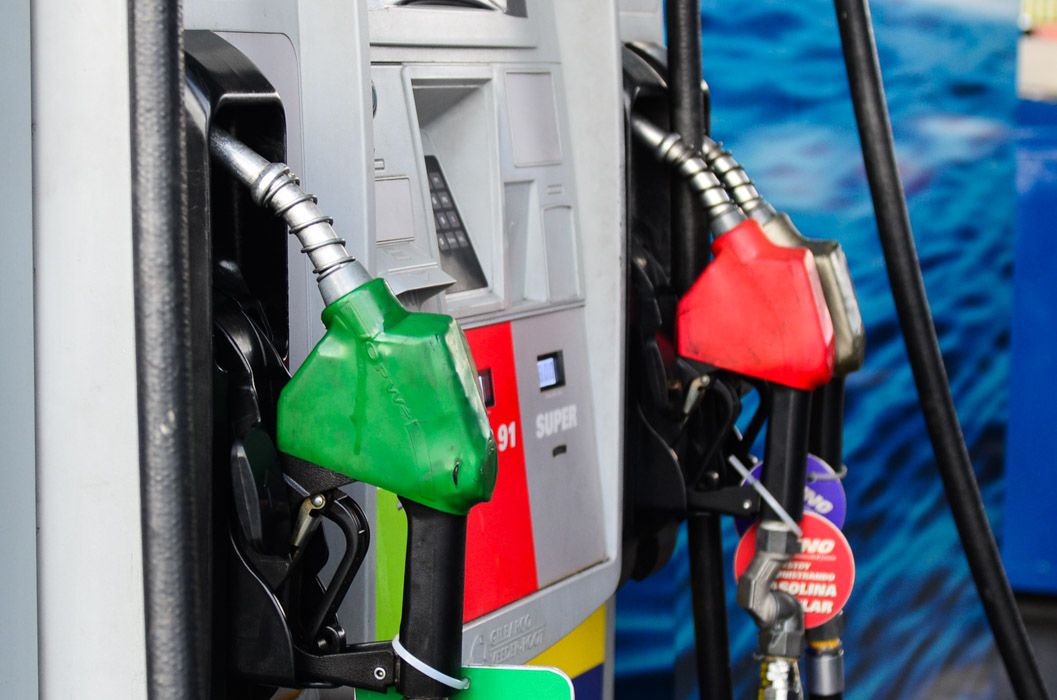 Mangueras dispensadoras de gasolina color rojo y verde