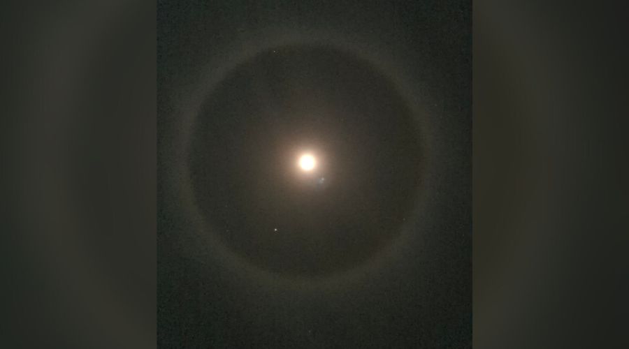 Fenómeno climatológico de halo lunar de noche