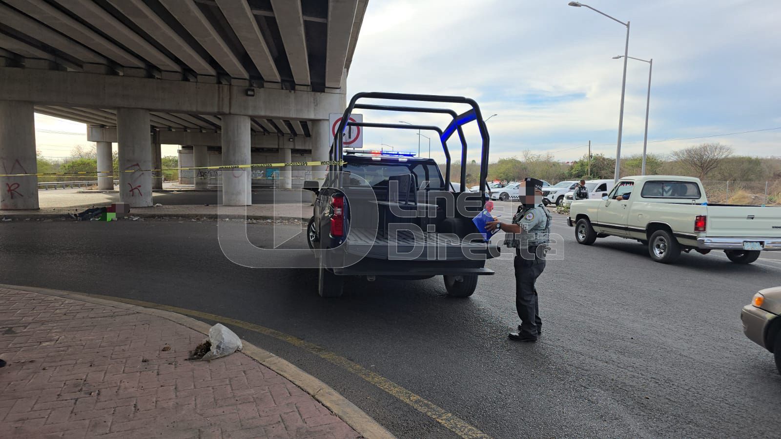 Agentes de policía delimitan el área donde fue localizado el cuerpo sin vida