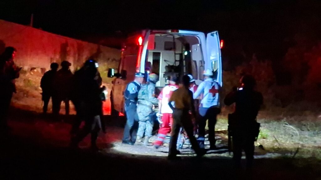Ambulancia de la Cruz Roja atendiendo a joven lesionado en Mazatlán