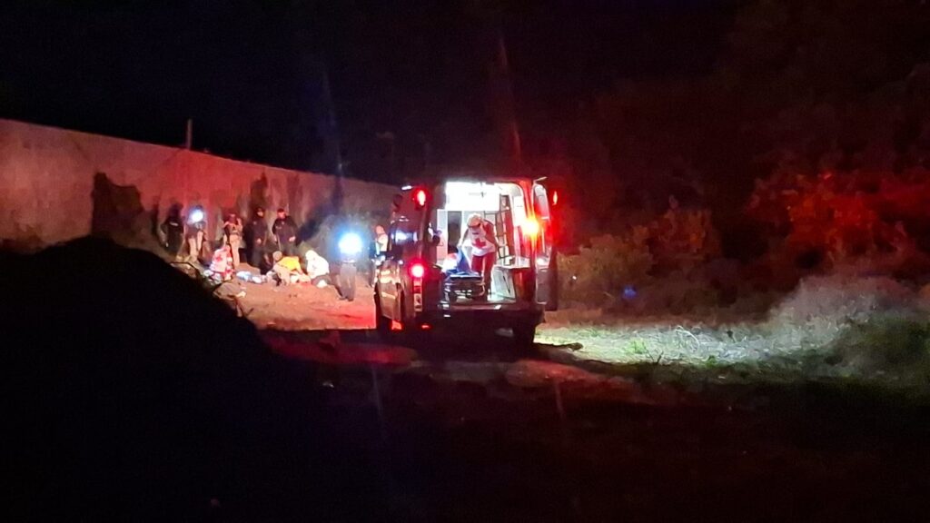 Ambulancia de la Cruz Roja atendiendo a joven lesionado en Mazatlán