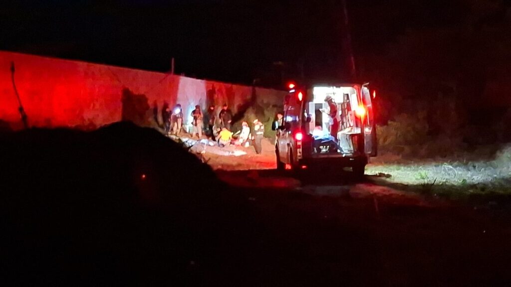 Ambulancia de la Cruz Roja atendiendo a joven lesionado en Mazatlán