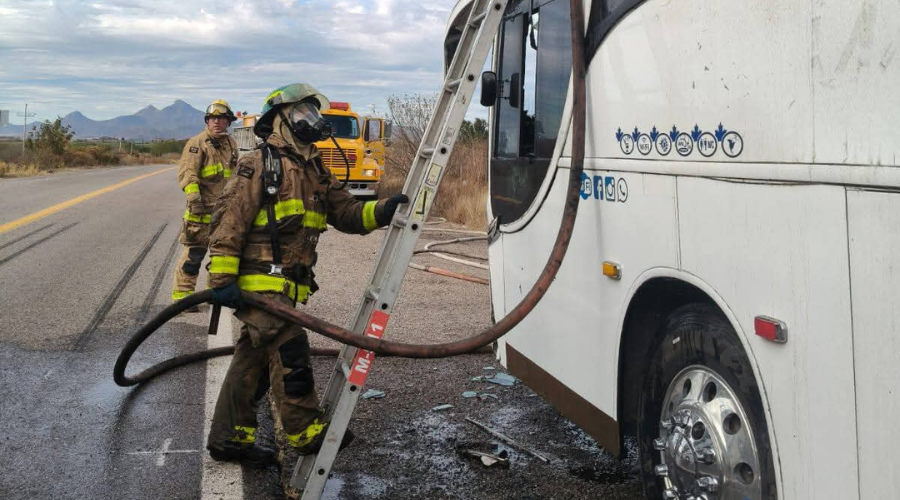Bomberos extinguen el fuego sobre el autobús de pasajeros