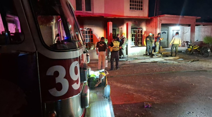 Bomberos de Los Mochis logran apagar las llamas del domicilio tras los reportes de emergencia