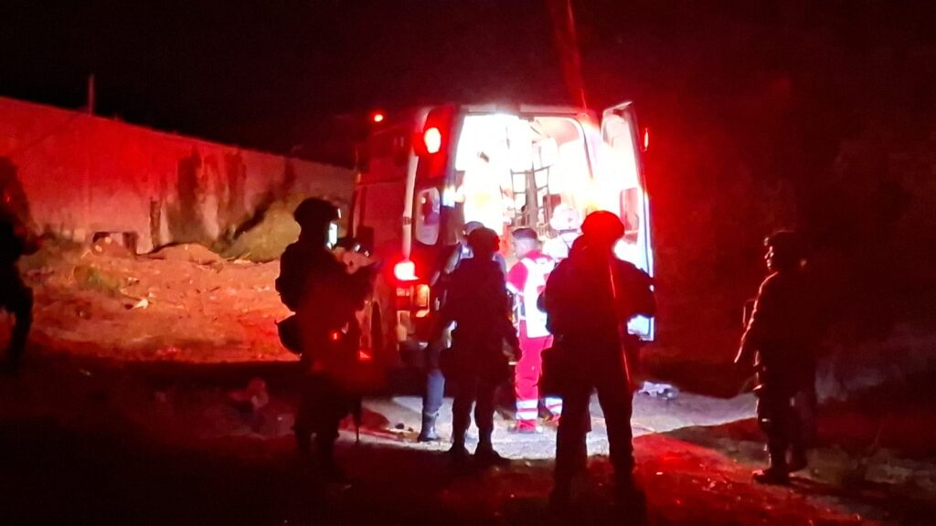 Ambulancia de la Cruz Roja atendiendo a joven lesionado en Mazatlán