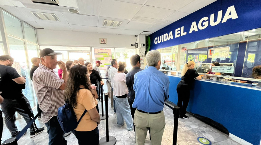 Usuarios pagan el servicio de Japama