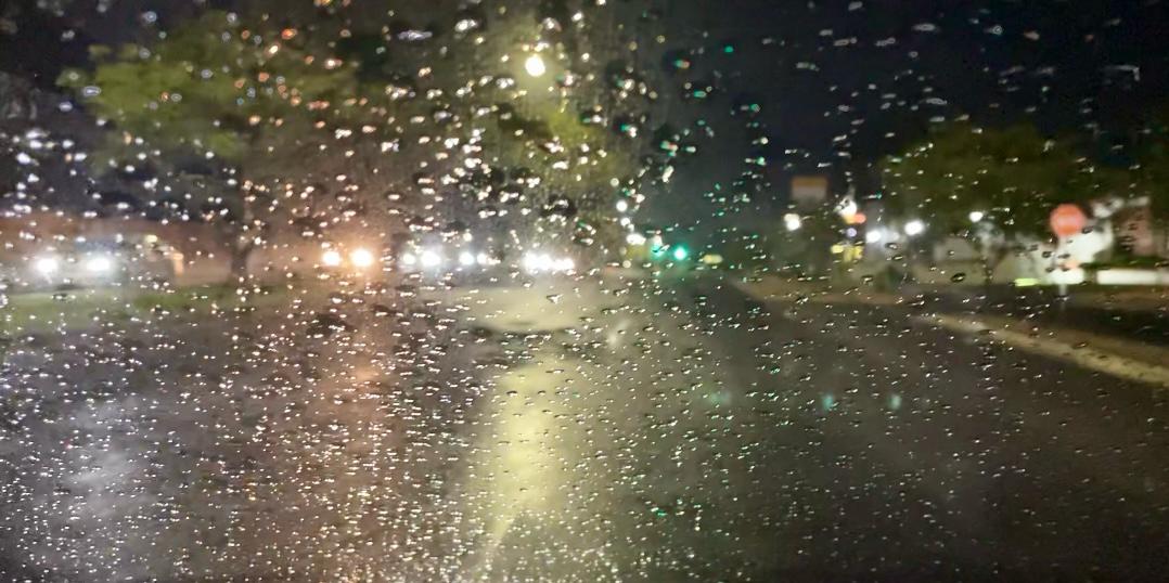 Vidrio de carro con gotas de agua