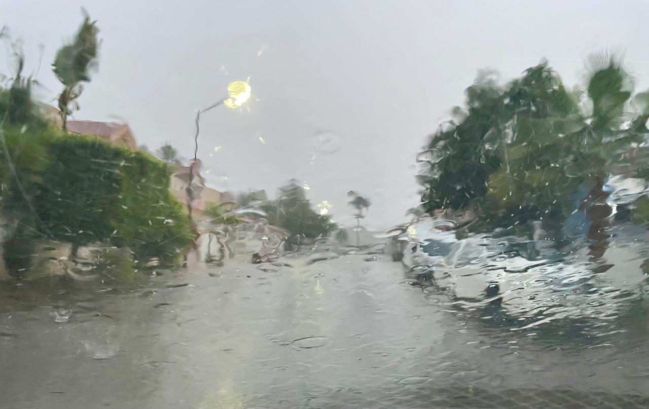 Vidrio con gotas de agua cayendo por la lluvia