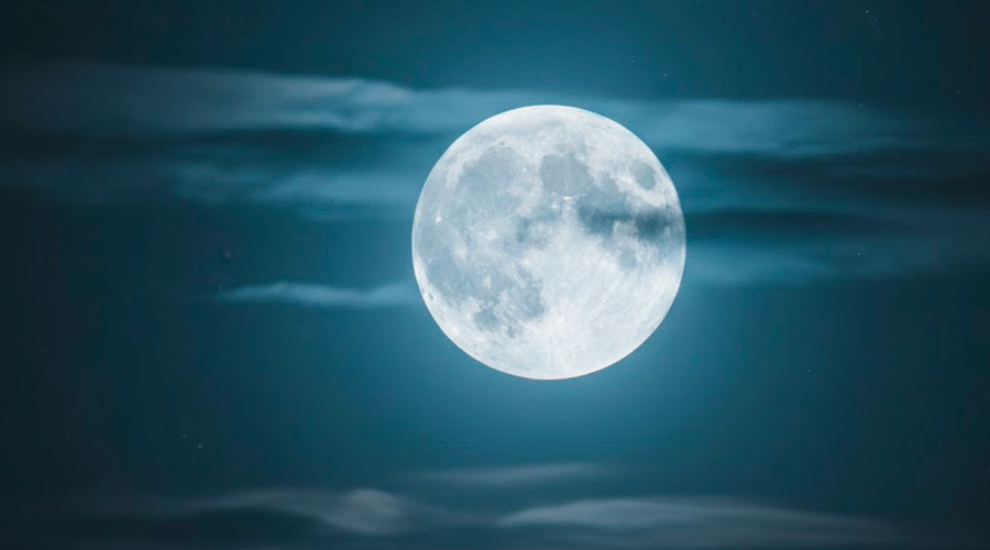 Cielo de Luna llena con nubes