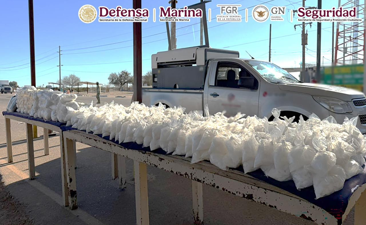 Bolsas con contenido blanco (metanfetamina) y una camioneta asegurada