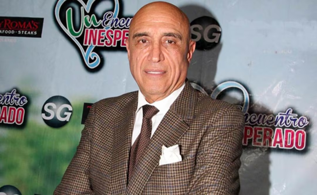 Pedro Torres con traje cafe