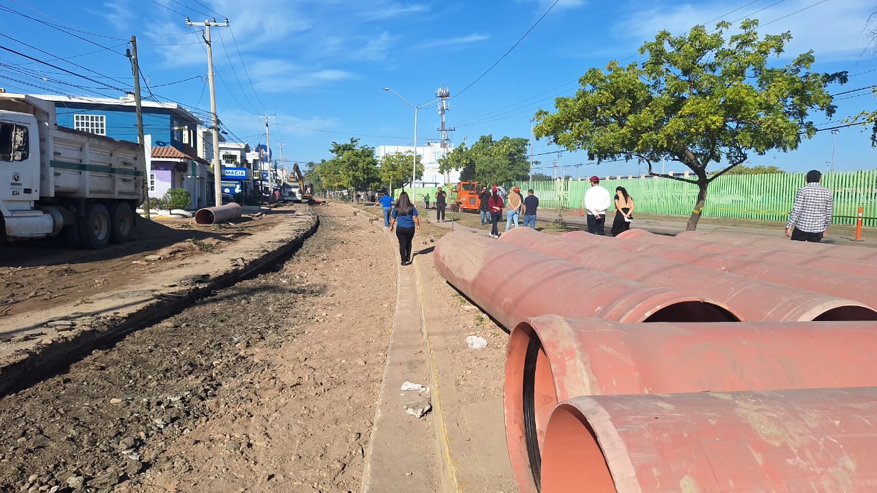 Calle con material para rehabilitación de infraestructura