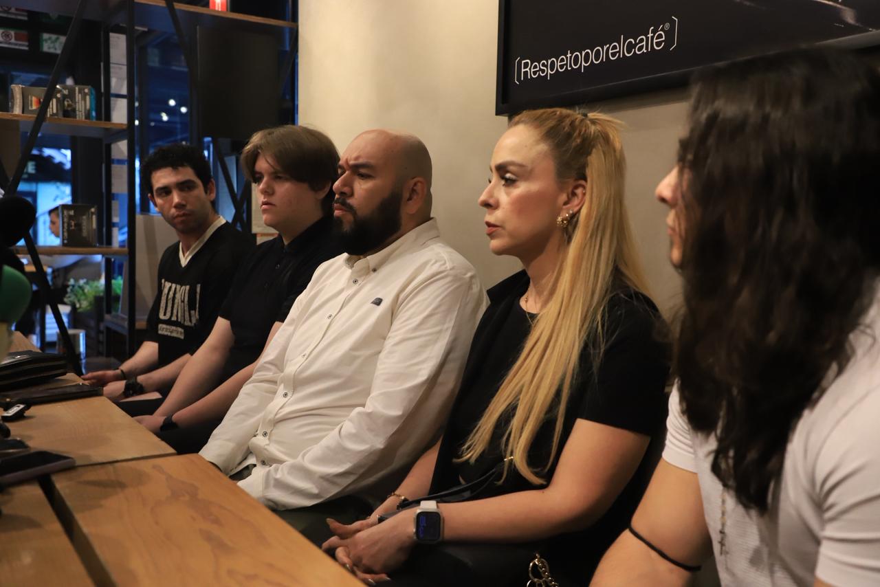 Padres de Fernando Alan en rueda de prensa