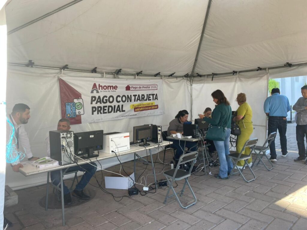 Personas realizando filas para llevar a cabo trámites de pagos