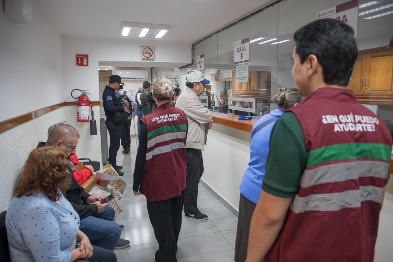 Personas sentadas en un módulo de atención