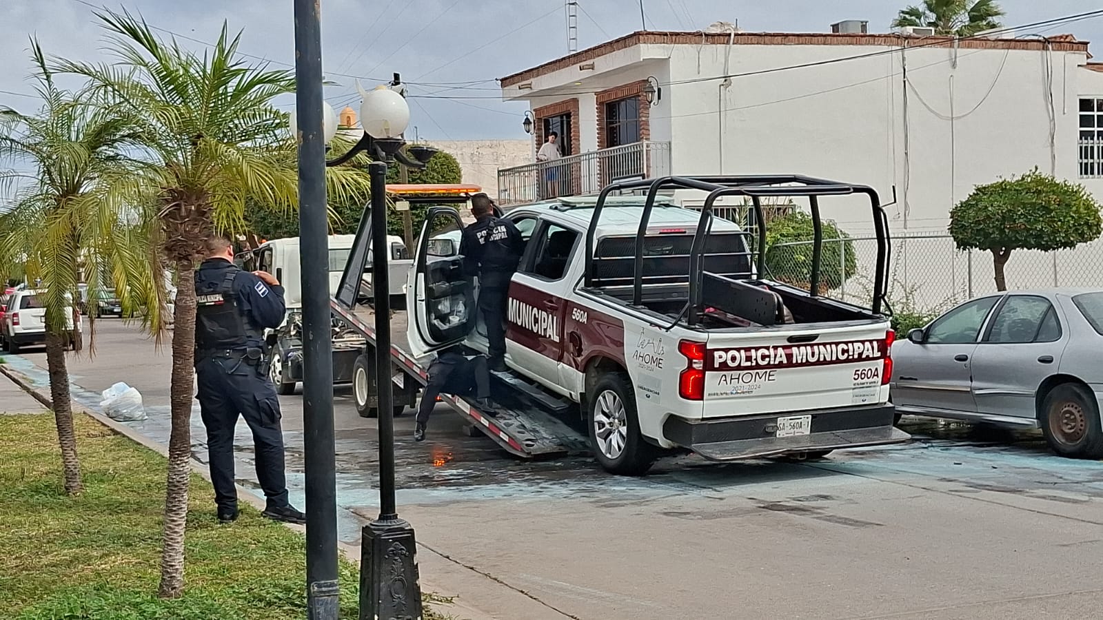 Patrulla en una grúa en medio de una calle