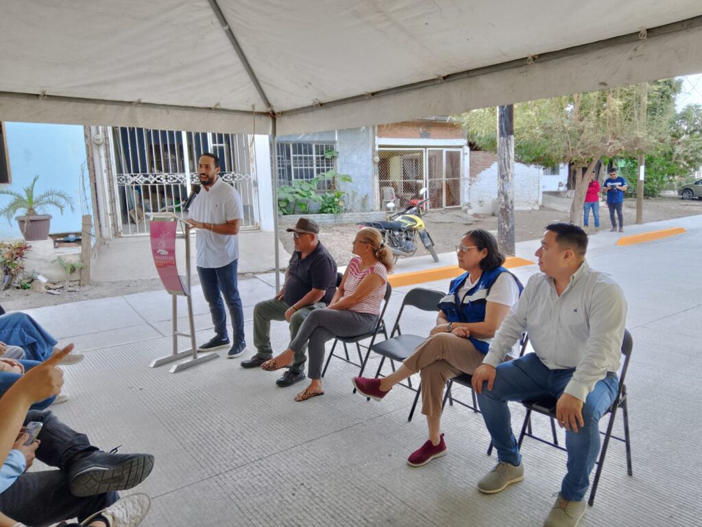 Funcionarios de Mazatlán durante la entrega del pavimento en la colonia Tierra y Libertad.