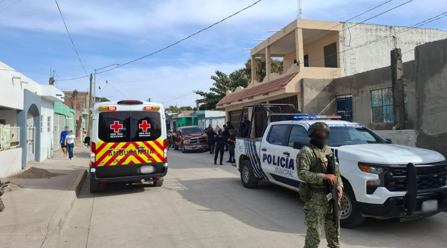 Personal militar y paramédicos de la Cruz Roja acuden al sitio tras los reportes de emergencia