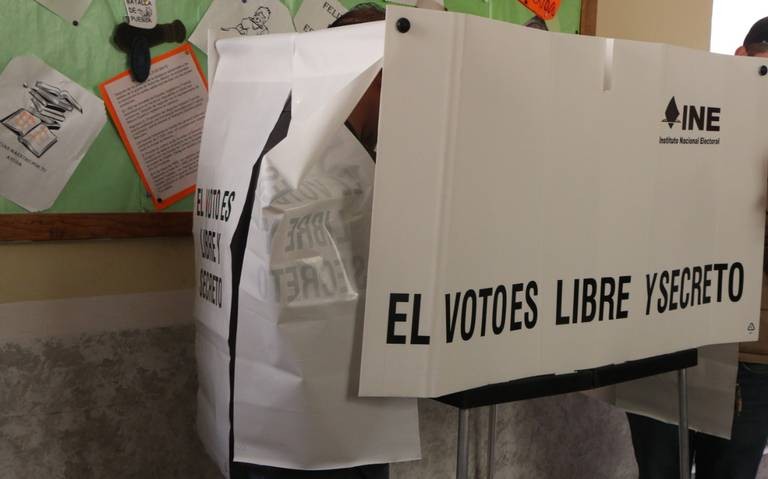 votando en elecciones