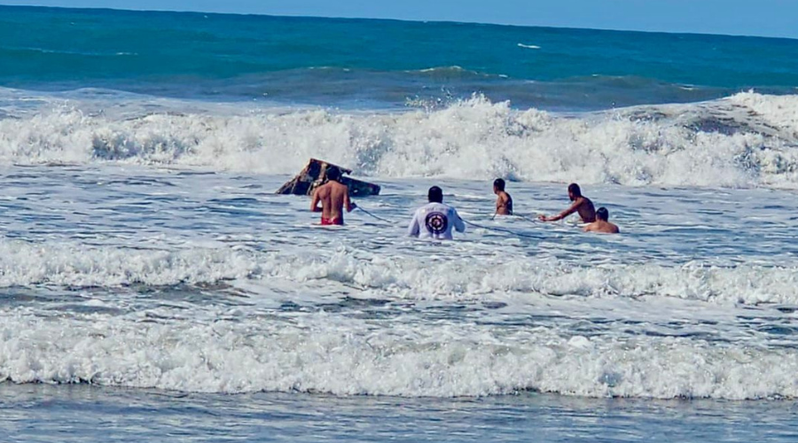 Escuadrón de Salvamento Acuático sacan de la playa restos de una embarcación 