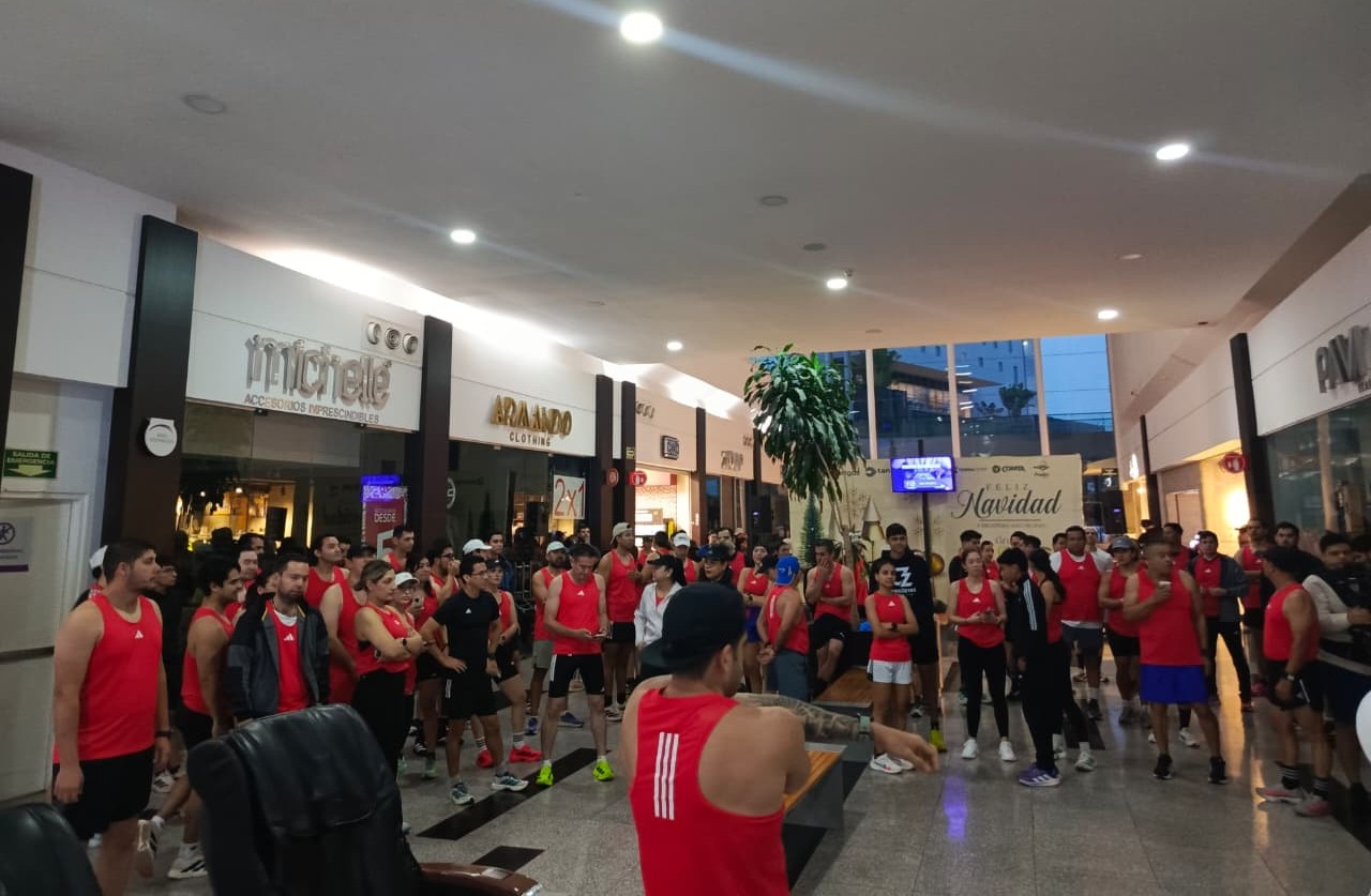 Personas con ropa deportiva al interior de una plaza comercial