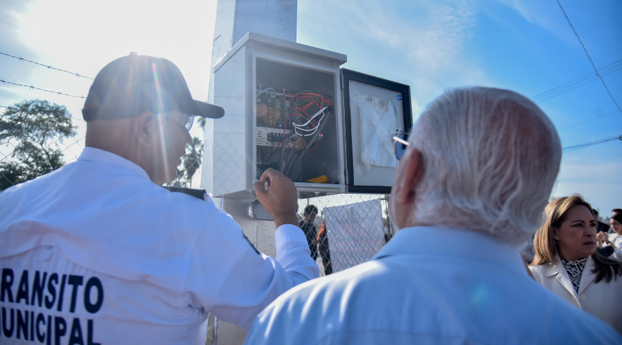 Instalación de semáforo en cruce de Los Mochis