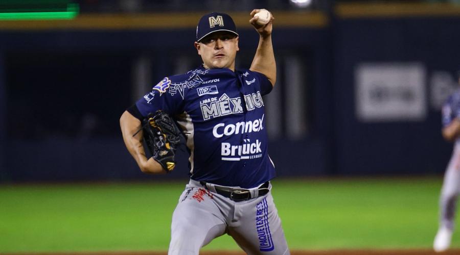 Pitcher de mexico lanzando en la serie del caribe con uniforme azul
