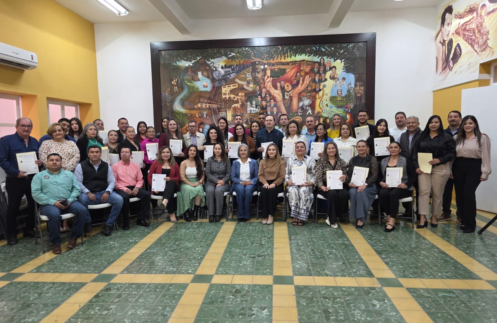 Personas sentadas y paradas de enfrente