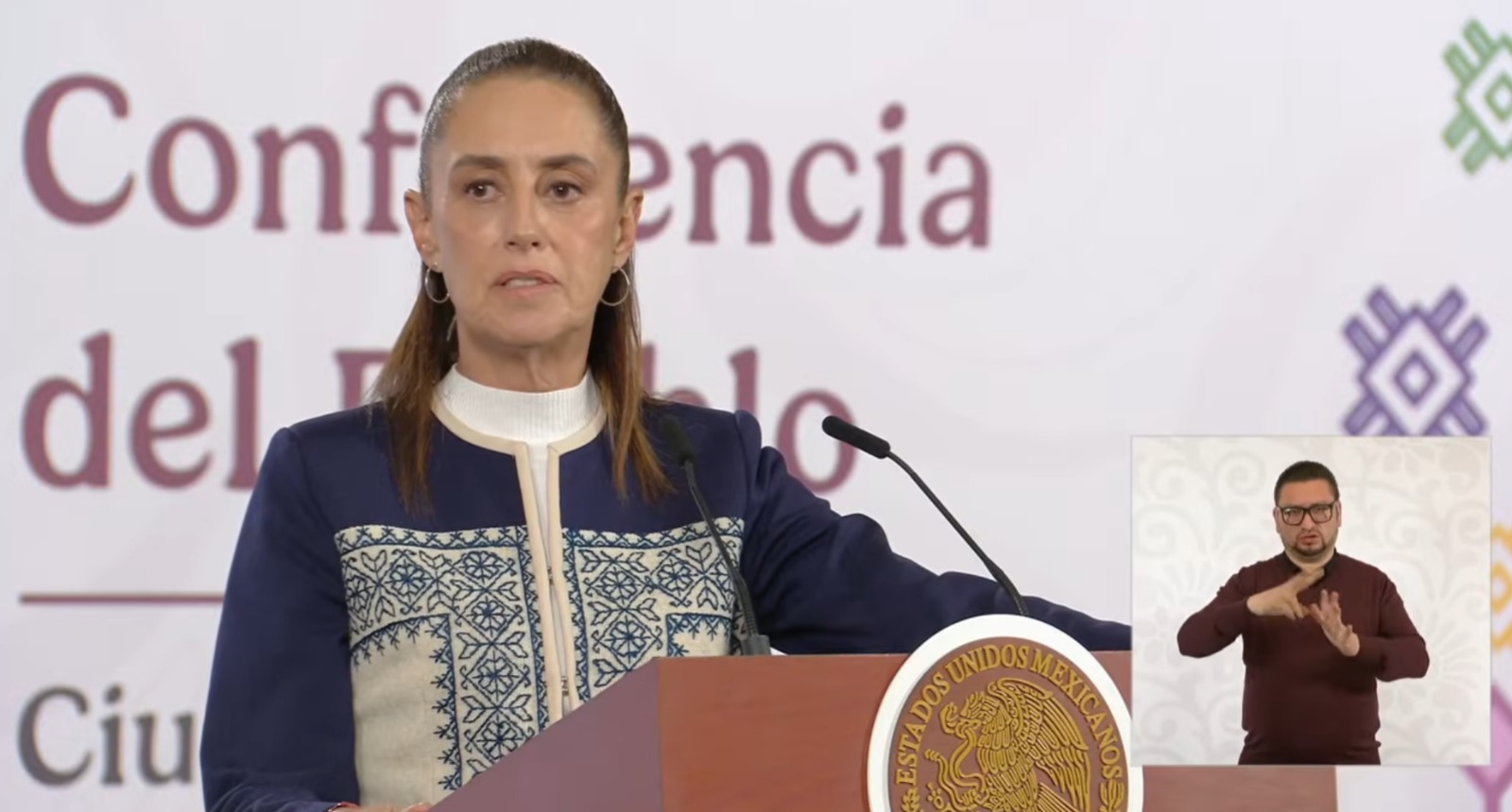Sheinbaum habla durante la mañanea con traje azul