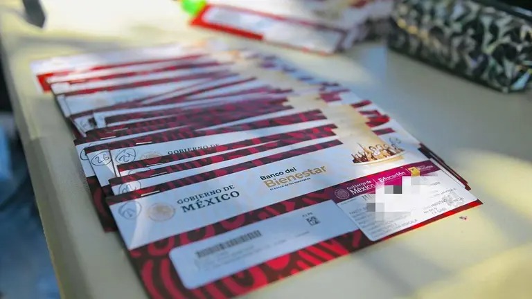 Sobres de tarjetas del banco del bienestar