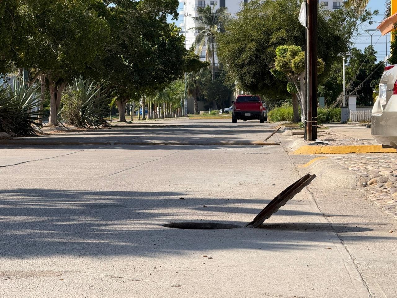Alcantarilla abierta en la calle Villa Marina, Mazatlán
