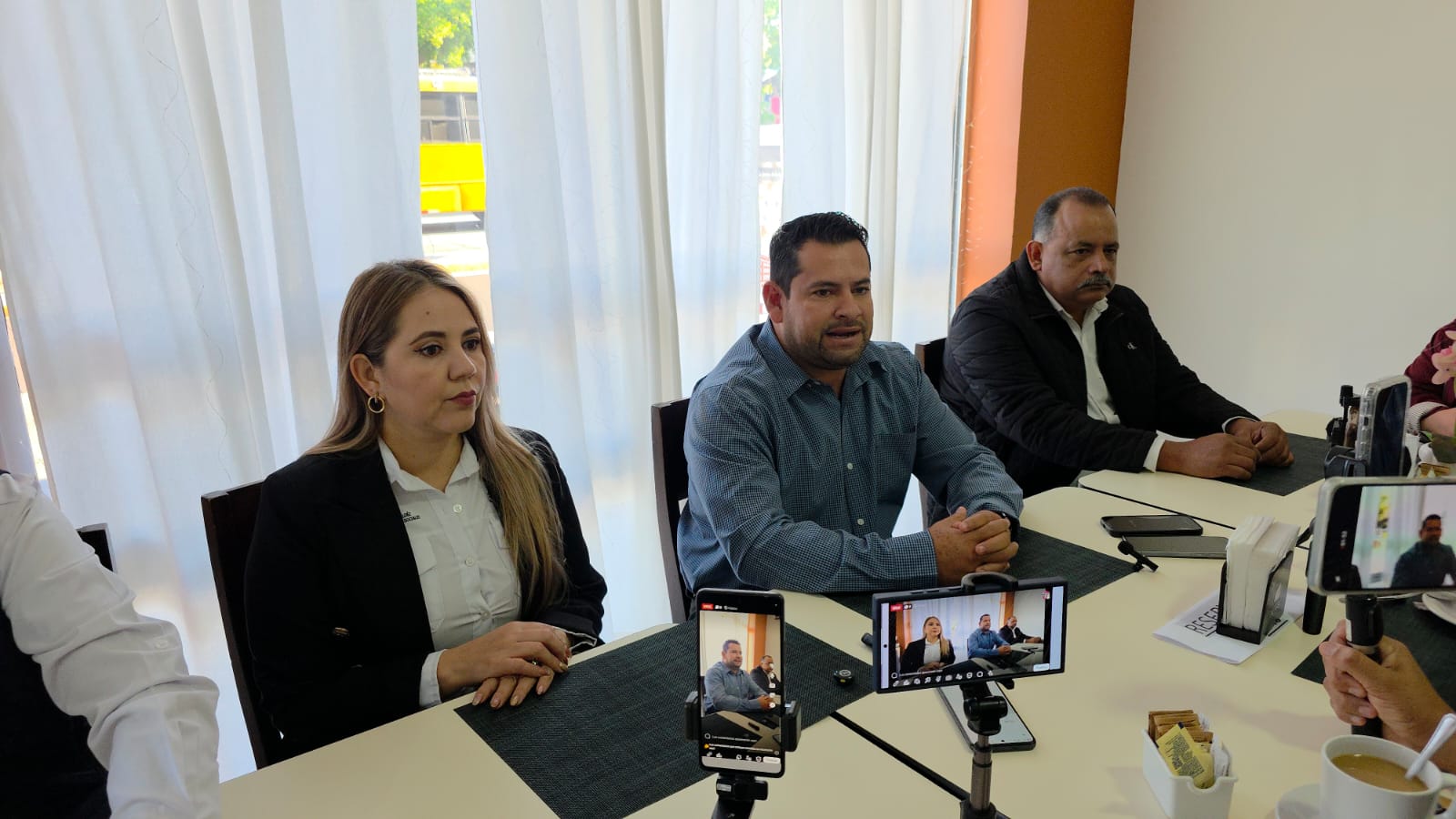 líder del Suntuas Académicos, Samuel Castro Camacho en rueda de prensa