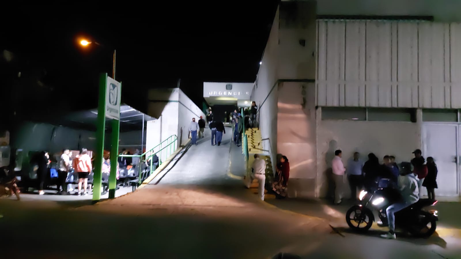 Exterior de un hospital con personas alrededor