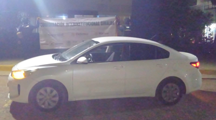 Vehículo marca Kia de color blanco