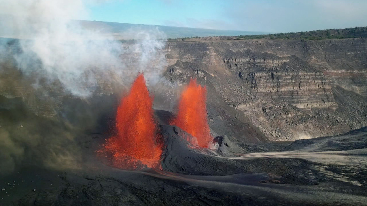 Volcán Kilauea entra en nueva fase eruptiva; expulsiones de lava alcanzan hasta los 500 metros