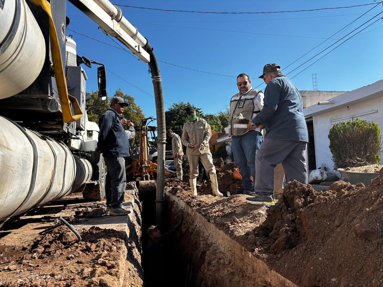 Personaas realizando trabajos de tuberías
